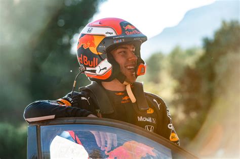 Le fils de père(?) et mère(?) est pilote automobile, anno 2021 célèbre pour volkswagen motorsport, wrc world champion. Vidéo : Pierre Gasly copilote de Sébastien Ogier | Les ...