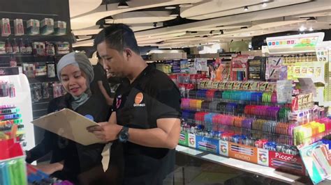 Supervisor adalah seseorang yang diberikan tugas dalam sebuah organisasi perusahaan dimana mempunyai kekuasaan untuk mengeluarkan perintah kepada rekan kerja bawahannya. Store Supervisor Adalah : Adi Kurniadi Adi Pharos Ind Twitter / Tugas dan tanggung jawab ...