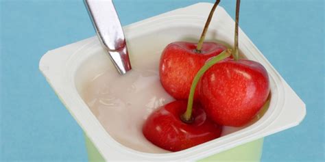 Produksi modern saat ini didominasi susu sapi. Yoghurt untuk Balita