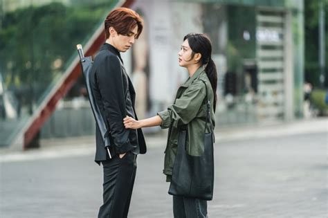 사진 속에는 tvn 드라마 '구미호뎐' 촬영을 함께. '구미호뎐' 드디어 마주한 이동욱 조보아, 첫만남부터 강렬 ...