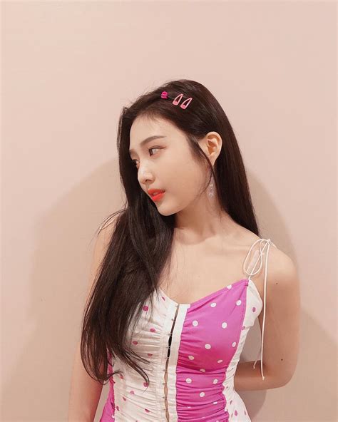 She also wore dior sandals. Red Velvet's Stylists Criticized Once Again For Making Joy ...