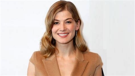 Rosamund Pike Height Age Biography Marriage Net Worth And Wiki The