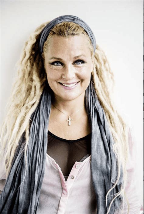 Det är regina lunds dag på slottet och de andra stjärnorna undrar vad hon ska hitta på. Regina Lund - Alchetron, The Free Social Encyclopedia