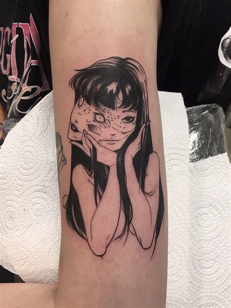 Hand with flowers line minimalist tattoo on we heart it. ︎「@kimmiecla ︎」 ︎ | Tattoos, Inspirational tattoos, Cute ...