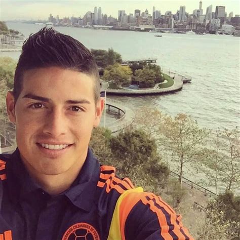 Que Buena Foto Selfie De Jamesrodriguez10 O Jamesrodriguez Con La Ciudad De Fondo Real Madrid