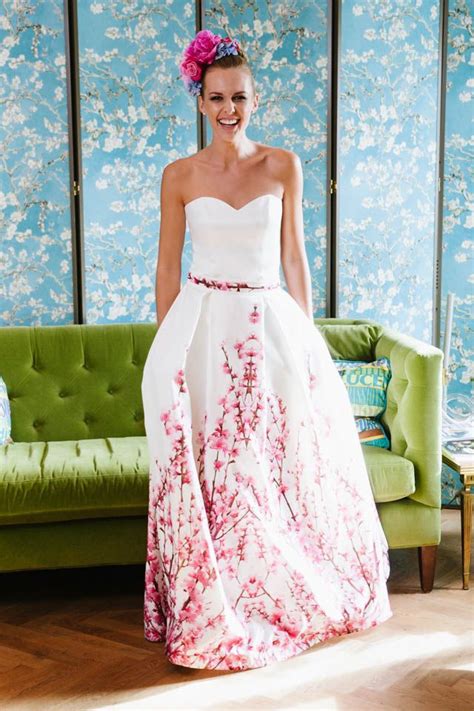Wenn du mit deinem brautkleid farbig begeistern möchtest, bist du hier genau richtig! Mit diesem originellen Kleid hinterlässt du sicher ...