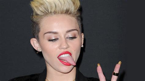 Ah So This Is Why Miley Cyrus Went Through That Weird Sticking Out Her Tongue Phase Stellar