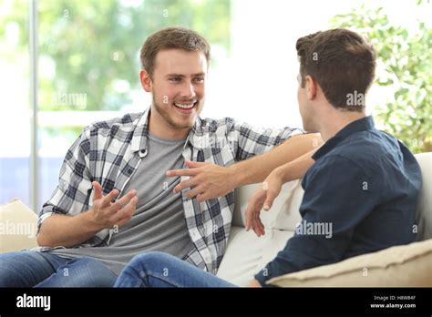 Hombres Hablando Entre Ellos Fotografías E Imágenes De Alta Resolución