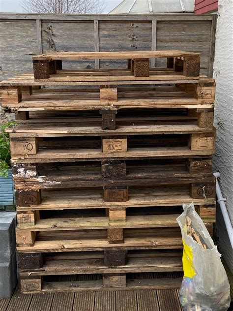 wooden pallets free in ME7 Gillingham for free for sale | Shpock
