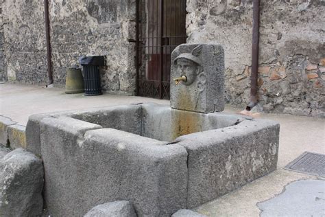 another public fountain in pompeii | Jennifer Smith | Flickr