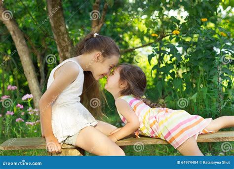Deux Petites Filles Mignonnes Jouant Au Parc Photo Stock Image Du