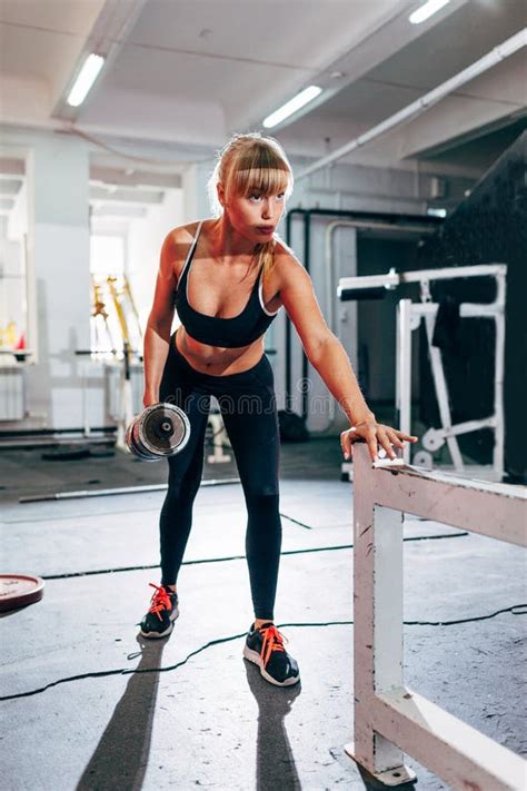 Woman In The Gym Doing Single Arm Dumbbell Row Stock Image Image Of Cute Club 59064543