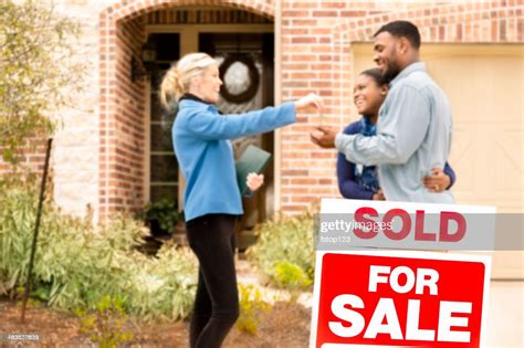 Real Estate African Descent Couple Buys Home Realtor Gives Key High Res