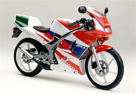 Honda クラス唯一のメットイン機能を内蔵した原付ロードスポーツバイク ホンダ Ns 1 のカラーリングを変更し発売
