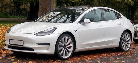 The interior color choices are black or, for an extra $1000, white. Tesla Model 3 — Вікіпедія