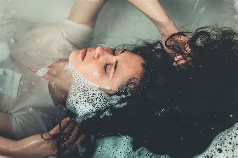 Vrouw Liggend In Badkuip Gevuld Met Water · Gratis Stockfoto