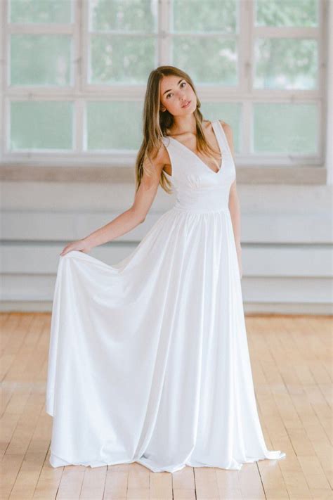 Eleni (odpowiednikiem imienia w języku polskim jest helena), właściwie helena dzoka lub helena tzoka (gr. Larissa Dress - Sina Fischer Bridal | Brautkleid satin ...