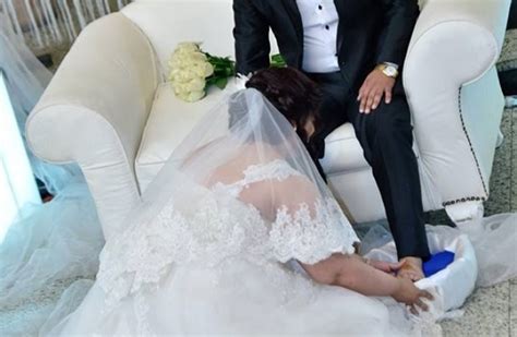 عروسة مصرية تغسل قدمي زوجها ليلة الفرح وتشرح دوافعها؟ شاهد الفيديو شبكة بويمن الإخبارية