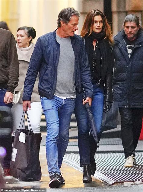 Cindy Crawford And Rande Gerber Grab Some Take Out And Head Over To Their Daughter Kaias