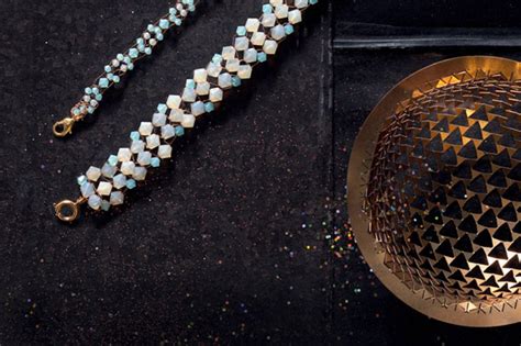 Perlen haben im laufe der geschichte schon immer eine magische faszination auf menschen ausgeübt. Vorlagen Perlenarmband - Anleitung Perlenarmband Weben ...