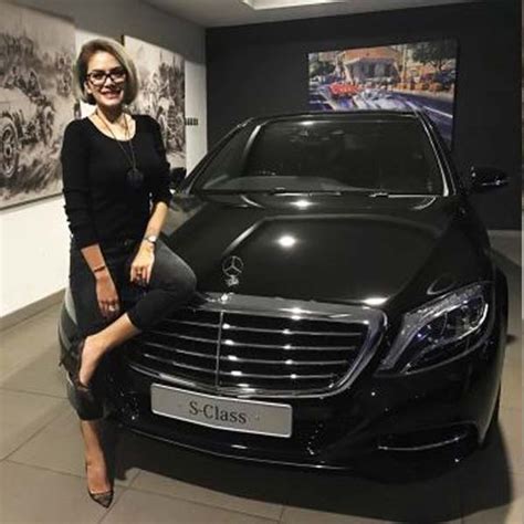 Nikita Mirzani Baru Saja Membeli Sedan Mewah Mercedes Benz