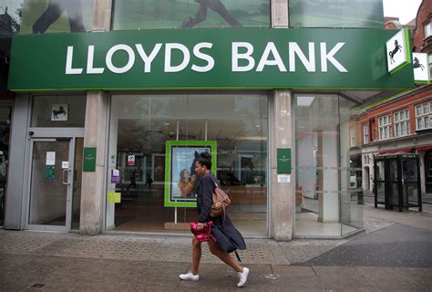 lloyds banking group to cut another 1 070 jobs