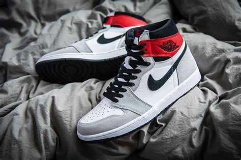 In this video i review the air jordan 1 mid smoke grey colorway. Air Jordan 1 "Light Smoke Grey" släpps i sommar | Dopest