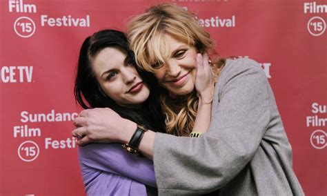 Courtney Love E Frances Bean Cobain Vão à Estreia De Documentário Sobre