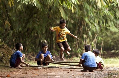 Permainan kasti termasuk dalam permainan bola kecil yang dimainkan secara beregu, yaitu regu pemukul dan regu penjaga. permainan tradisional yang unik dan kreatif | Kumpulan ...