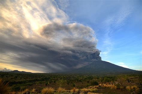 mount agung in bali erupts again spurring evacuation of thousands the new york times