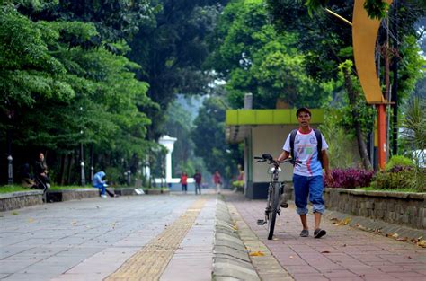 12 Gambar Kartun Orang Sedang Berjalan Png Tokyofortwo