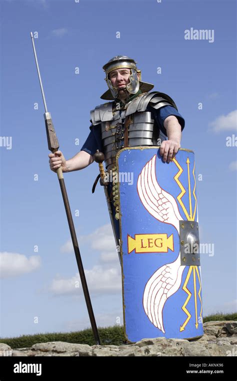 Muro De Adriano Corbridge Soldado Romano Con Escudo Scutum Javelin Fotografía De Stock Alamy