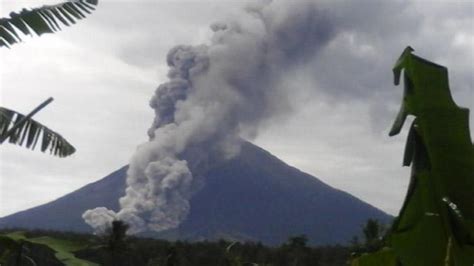 Gunung semeru meletus mengingatkan masyarakat kembali pada sosok mbah dipo yang pernah dianggap diramalkan jika 2 gunung ini meletus seluruh benua akan bergejolak, gunung apakah itu? Gunung Semeru Meletus, 5 Kecamatan di Malang Dalam ...