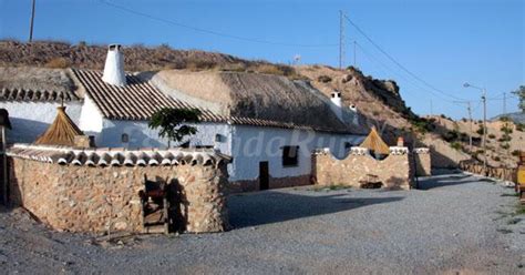 Está cerca del centro de granada pero la casa se encuentra en una zona residencial muy tranquila. Cuevas Pinomojón - Casa rural en Cuevas del Campo (Granada)