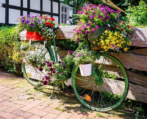 In der freiluftsaison verbringen wir viel zeit im eigenen garten. Altes Fahrrad Deko. altes fahrrad zum blumenst nder ...