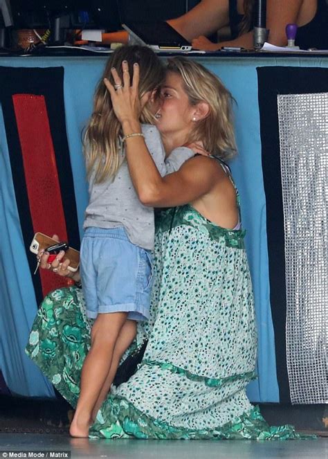 Barefoot Elsa Pataky Dotes On Children In Byron Bay Elsa Pataky Elsa