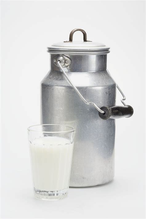 Eine Milchkanne Und Ein Glas Milch Bilder Kaufen 935792 StockFood