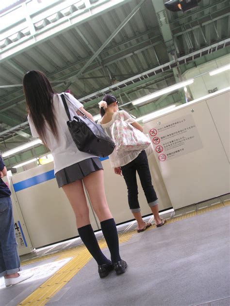 【画像】電車内でjkを発見！ｽﾏﾎｯｽ Jkちゃんねる女子高生画像サイト