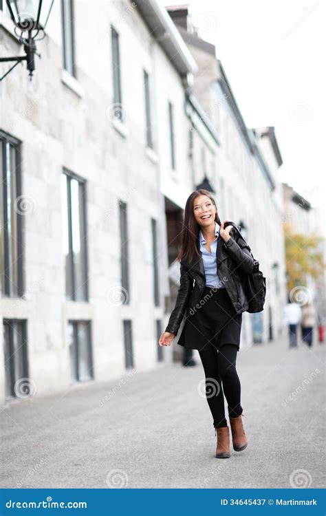Femme Moderne Urbaine Marchant Dans La Rue De Ville Image Stock Image