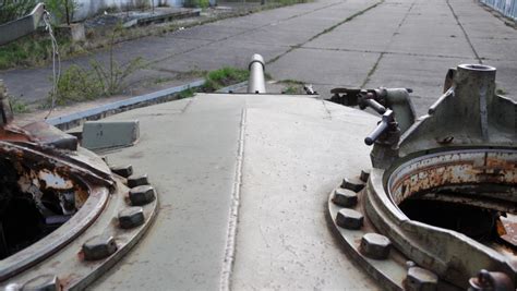 Rosyjska dzicz w akcji Czołg masakruje cywilny samochód WIDEO TV