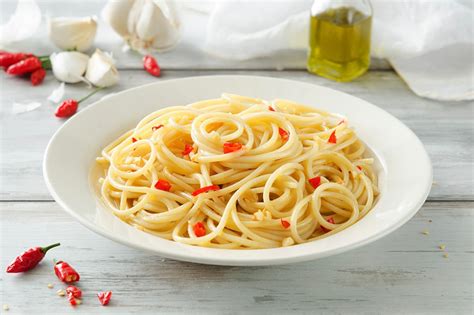 Für aufregenden geschmack und schärfe sorgt die variante mit peperoncini. Ricetta Spaghetti aglio, olio e peperoncino - Cucchiaio d ...