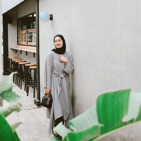 Pernikahan keduanya yang digelar pada tahun 2020 sempat viral dan mencuri perhatian netizen. 7 Potret Dinda Hauw Berhijab yang Bikin Adem