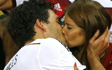 Mats hummels currently receives $10,010,000 in annual salary in bayern munich and has an estimated net worth of $12 million. Mats Hummels wife Cathy Fischer - 11 AMAZING photos of HOT model poised to become Man United WAG ...