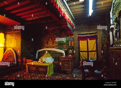 La Chambre à Coucher Du Dalaï Lama à Lintérieur Du Palais Du Potala