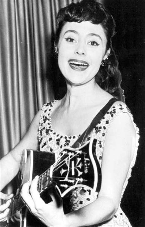 Caterina valente (parís, 14 de enero de 1931) es una cantante, guitarrista, bailarina, comediante y actriz italiana nacida en francia. Filles Sourires: Cahiers du cinéma #2: Caterina Valente