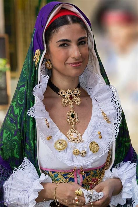Traditional Costume From Sardinia Italy Abiti Tradizionali Donne