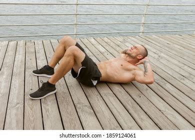 Male Bodybuilder Naked Torso Trains Abdominal Foto Stock