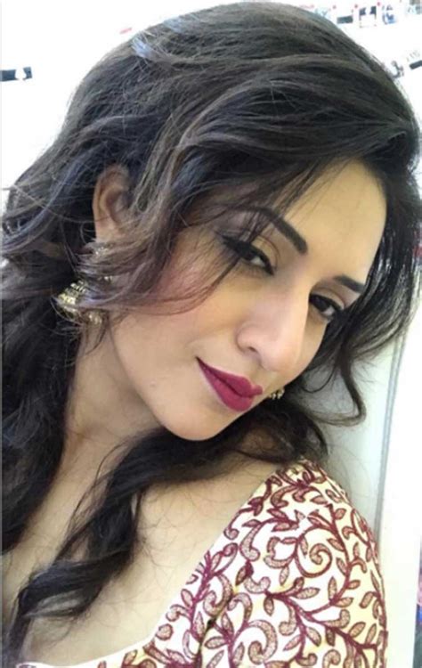 Divyanka Tripathi’s Obsession With Selfies Is Endless