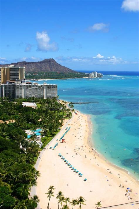 Playa De Waikiki Y Pista Del Diamante Imagen De Archivo Imagen De