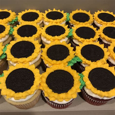 #30 closed star decorating tip. Sunflower cupcakes with Oreo thins | Oreo thins, Sunflower ...